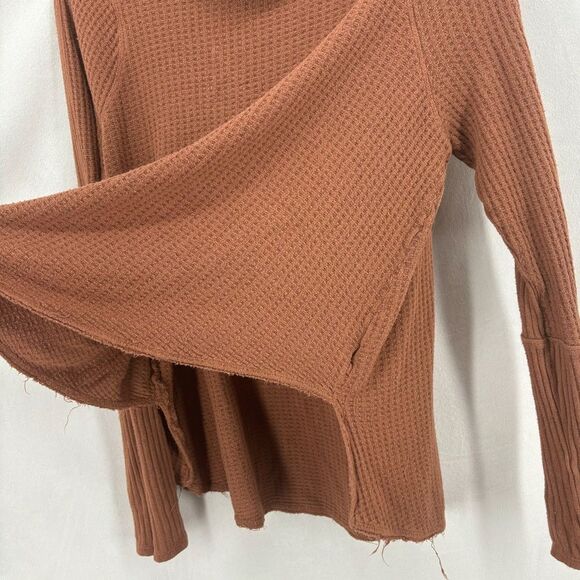 Free People Women’s Small Brown Waffle Turtleneck Sweater Raw Hem Oversized - Picture 8 of 11